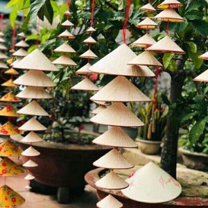 El sombrero cónico hecho a mano en Vietnam es uno de los símbolos más icónicos de la cultura vietnamita. - Product Image 2