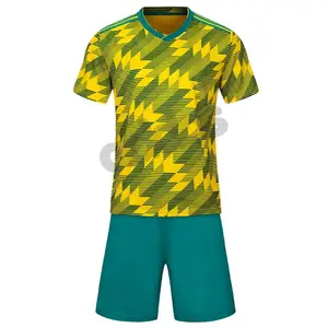 Modischer Großhandel Beste Qualität Neues Modell Custom Make Custom Team Name Männer Sport tragen Fußball uniformen