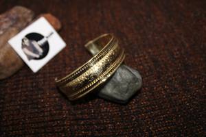 Bracelet de mode tissé en laiton unisexe boutons de manchette Bracelet élégant pour les femmes à porter lors d'événements de fête ou de traditions - Product Image 3