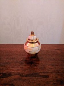 Recuerdo perfecto grabado en oro de latón, urna de cremación, suministros funerarios, Brassworld, India - Product Image 3