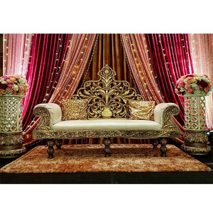 โซฟาดีไซน์เนอร์สุดหรูสำหรับงานแต่งงานแบบฮินดู โซฟาเอเชียสไตล์หรูหรา พร้อมลายแกะสลักไม้เคลือบผิว  พกพาสะดวกและปรับแต่งสีได้ - Product Image 1