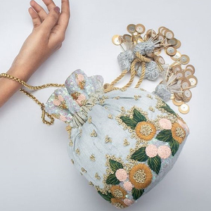 Superbes sacs en soie pour fêtes et mariages 2021 avec perles de verre en cristal ornées de perles de pierre Zardozi Work Beautiful Potli Bags - Product Image 1