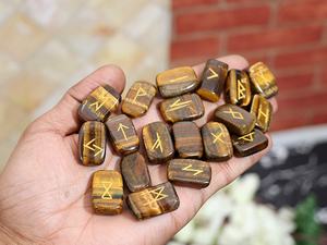 Juego de piedras de Runas de ojo de tigre, cristal pulido con grabado de Elder Futhark, alfabeto rúnico - Product Image 3