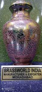 Urne funéraire en laiton violet de style américain avec gravure florale, en laiton, pour adultes, fournitures funéraires, Brassworld India - Product Image 4