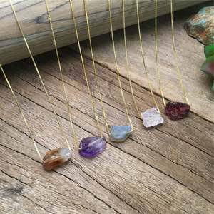 Elegante collar de cuentas de piedra natal cruda Colgante de Piedra en bruto para ocasiones de regalo encantos finos - Product Image 1