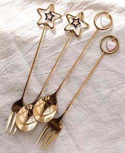 Ensemble de 4 couverts en acier inoxydable avec 2 poignées en laiton, design personnalisé, parfaits pour les ustensiles de cuisine élégants et les couverts de table. - Product Image 1