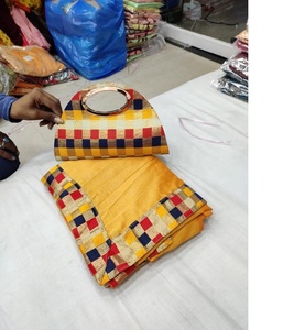 Sari indien de créateur en soie pour fêtes, avec chemisier assorti, pochette élégante, magnifique vêtement ethnique au design moderne pour mariage - Product Image 4