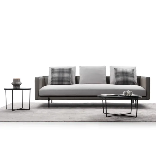 Sofá moderno con marco interior y exterior, con listones verticales acolchados en cuero