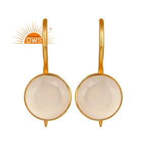 Pendientes de Calcedonia Blanca Redonda, Pendientes de Gancho de Plata Chapados en Oro de 18k, Fabricante y Proveedor de Joyería, Colección Delicada - Product Image 1