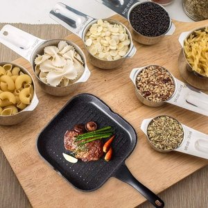 Juego de 4 tazas medidoras de acero inoxidable con asas Rojas grabadas, perfectas para hornear, utensilios de cocina esenciales - Product Image 6