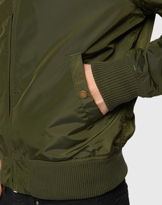 Chaqueta Bomber de satén recubierta para hombre y mujer personalizada 2024 con cuello levantado en colores personalizados para el invierno - Product Image 4