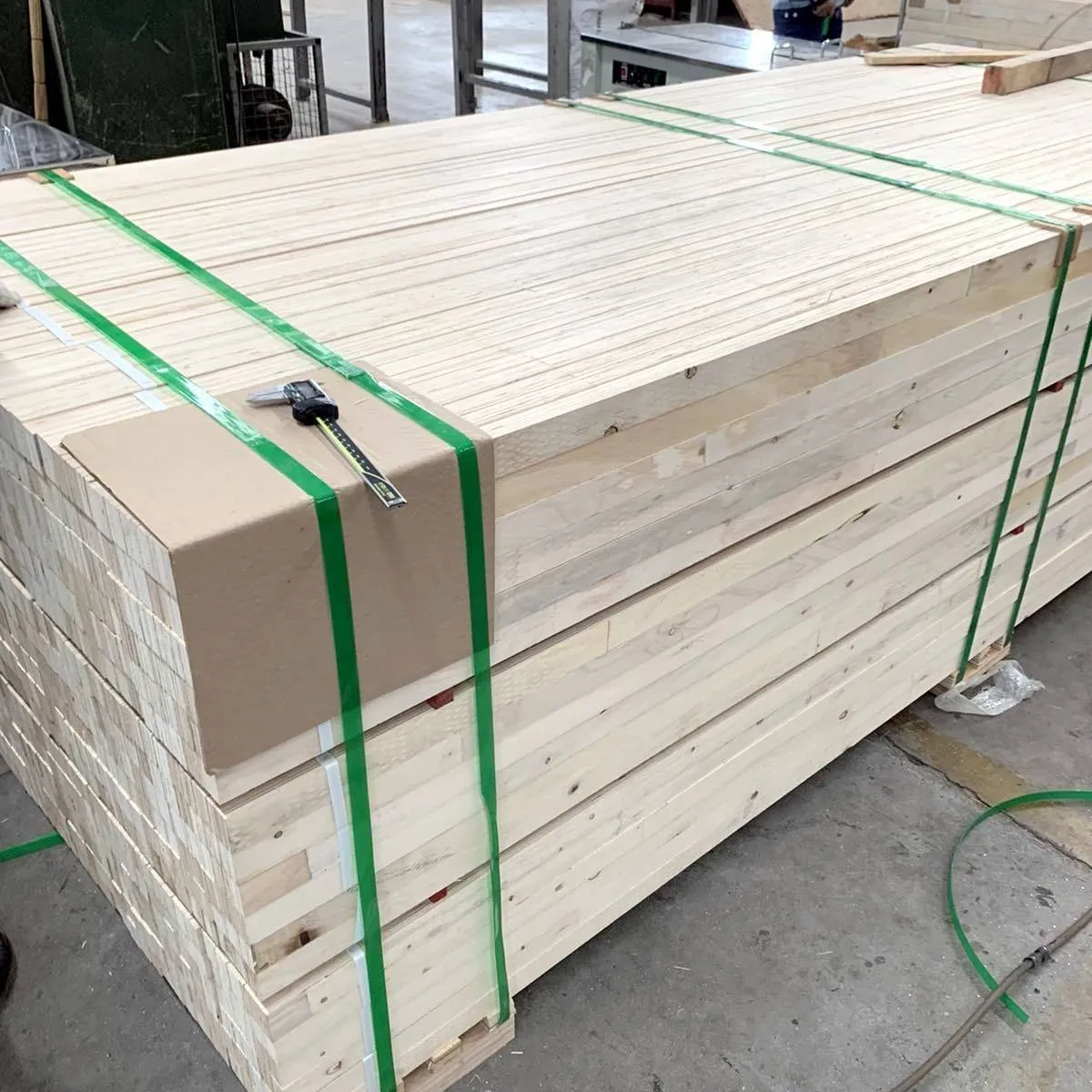 Lvlパレット木材Lvlパッキング合板LVLウッドラミネートベニヤ木材ビームベトナムからの建築建設