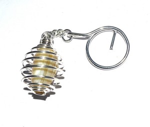 Llavero de piedra natural con bandas de ágata, llavero de piedra caída, mascota, estilo Fengshui - Product Image 1