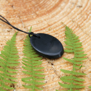 Pendentif en shungite fait à la main de Karelian Heritage, bijoux en pierre naturelle pour la protection EMF et 5G, pierre de shungite authentique - Product Image 3