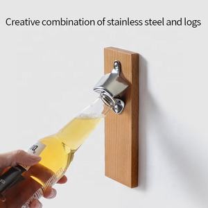Ouvre-bouteille en bois à bouchon magnétique mural, vintage, en métal et personnalisé, avec attrape-bouchon - Product Image 3