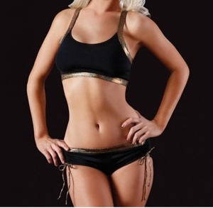 Sujetador y pantalón corto dorados y negros - Product Image 4