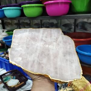 Hermosa fuente de piedras preciosas de cuarzo rosa de alta calidad con borde dorado Tabla de queso Feng Shui hecha a mano para decoración navideña - Product Image 5