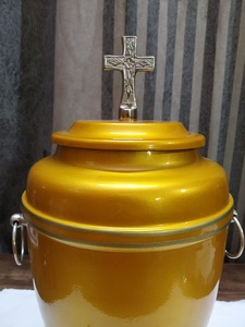 URNA DE CREMACIÓN DE HIERRO AMARILLO BRILLANTE CON CRUZ SUMINISTROS FUNERARIOS/Urna de cremación de alta calidad de hierro de Brassworld India - Product Image 2