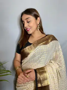 Khadi Georgette Banarasi Zijde Handgeweven Saree Rode Kleur Wit Contrast Blouse