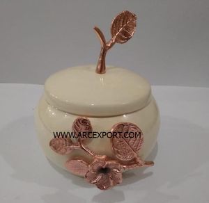 Bol à nourriture en métal vintage classique de designer avec bouton de couleur or poudré blanc, jetable pour la vente de fête, provenant de fournitures indiennes - Product Image 2