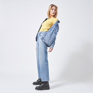 Veste en jean tricotée respirante grande taille pour femme avec broderie et fermeture à bouton unique - Product Image 4