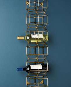 Porte-vin plaqué or élégant, 6 supports muraux, métal de qualité supérieure, parfait pour les mariages, la salle à manger et la décoration de bar, en provenance d'Inde - Product Image 1