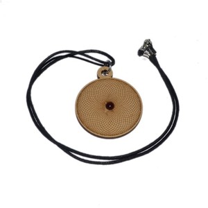 Pendentif en bois gravé symbole pierre de guérison | Pendentif en pierre chakra de guérison - Product Image 1