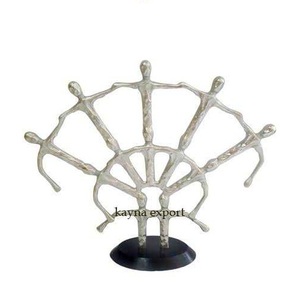 Sculpture de signe de victoire en métal argenté finition antique, décoration de table de luxe pour la maison, nouveau design, sculpture artisanale de haute qualité - Product Image 4