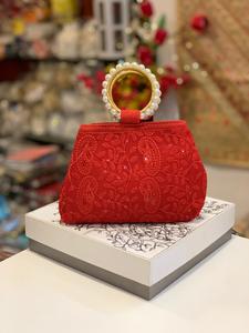 M Creation propose un magnifique sac à main antique avec broderie de perles, fermeture éclair, tissu en coton, poignée en forme de bracelet, chaîne pour usage extérieur - Product Image 4