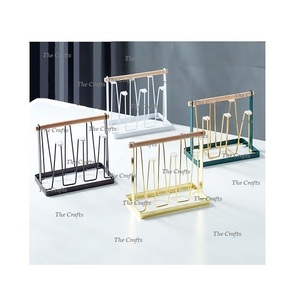 Juego de cuatro vasos de diferentes colores y soporte de vidrio en taza de metal y soporte de vidrio con mango de madera a la venta - Product Image 1