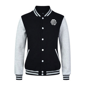 Elegante Chaqueta Varsity Personalizada con Bordado, Chaqueta Bomber Letterman de Cuero PU Negro y Lana Premium con Parches de Chenilla - Product Image 3