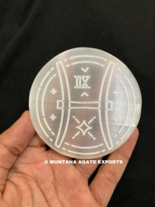 จาน SELENITE กลมเคลือบเงาและแกะสลักสวยงาม,จาน SELENITE แกะสลักลายจักรราศีราศีพฤษภขายส่ง - Product Image 6