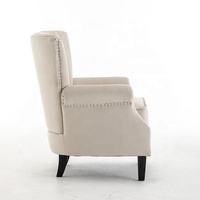 Fauteuil à dossier haut en tissu beige avec garniture cloutée et capitonnage en cannelures, fauteuil d'appoint moelleux pour la décoration moderne de la maison, du bureau et du salon