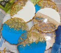 Sous-verres en résine avec mica blanc nacré et bordure dorée, paillettes rose bébé, design classique rond avec bordure dorée