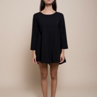 Robe mini italienne de qualité supérieure, col rond, dos rouge, poches, ourlet arrondi avec fentes, idéale pour les soirées.