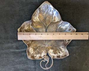 Plateau et plateau de service en métal de style nouveau avec un design en forme de feuille, parfait pour la cuisine et le rangement des aliments sur la table - Product Image 4