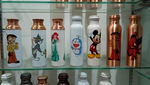 Botella de agua de cobre Premium de 500ml al por mayor diseño personalizado Ayurveda impreso multibeneficio para una buena salud vasos de plástico puro - Product Image 5