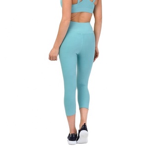 Ensemble de fitness d'été pour femmes : Leggings mi-taille, longueur genou, doux, athlétiques, effet ventre plat, extensibles dans les quatre sens, pour la course et le yoga - Product Image 4