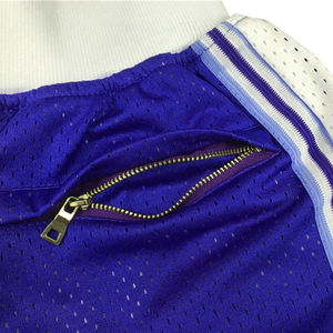 กางเกงขาสั้นบาสเก็ตบอลย้อนยุคของผู้ชายเสื้อทีมตาข่ายโพลีเอสเตอร์ระบายอากาศสำหรับเด็กผู้ชายกีฬาสไตล์ลำลองปักสีพื้น - Product Image 5