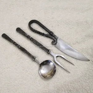 Utensílio de alimentação medieval forjado à mão, conjunto de pena colher faca e garfo