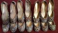 Dernières chaussures plates Khussa perlées pour femmes semelle intérieure en cuir véritable confortable et légère avec PU pour vêtements de mariée