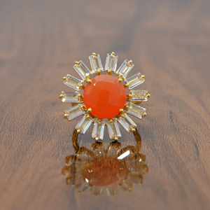 Anillo ajustable de Plata de Ley 925 chapado en oro de 18 quilates con piedra preciosa cornalina naranja natural y motivo floral para bodas - Product Image 1