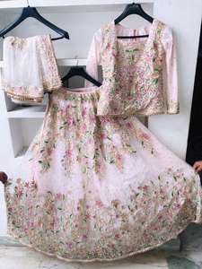 Heavy Party Wear Lehenga Choli para mujeres con elegante diseño tradicional perfecto para funciones nupciales recepciones y ocasiones - Product Image 4