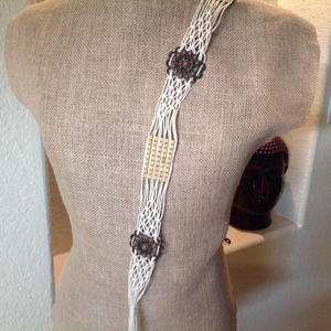 Cinturón de macramé hecho a mano estilo bohemio blanco con flores de cuentas y panel dorado - Product Image 1