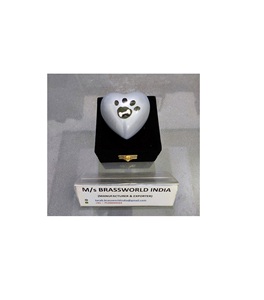 "Oreille de chien dans les pattes en aluminium peint à la main, accessoires pour la crème, en forme de cœur ou d'arc répulsif" pour animaux de compagnie ", 1 pièce - Product Image 1