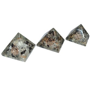 Meilleures ventes de petites pyramides d'orgone en cristal et tourmaline: petites pyramides d'orgone en cristal et tourmaline à vendre - Product Image 1