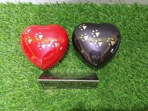 Urne funéraire pour animaux de compagnie en forme de coeur rouge et noir Fournitures funéraires de qualité supérieure pour votre ami à fourrure bien-aimé - Product Image 2