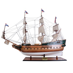 Maquette de bateau en bois artisanale Batavia XXL 120 cm, réplique peinte avec support de présentation, décoration nautique pour la maison ou le bureau, en cèdre - Product Image 1