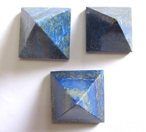 Grossiste Pyramides Lapis Lazuli: Pyramides Lapis Lazuli à Vendre Pyramides en pierre de guérison en gros - Product Image 1