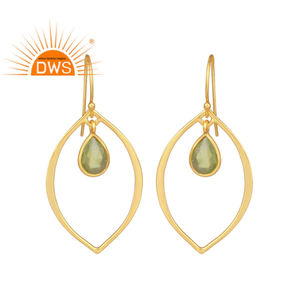 Pendientes de plata de ley 925 con gema de peridoto verde, Pendientes colgantes con diseño de Peridoto, chapados en oro de 18k - Product Image 1
